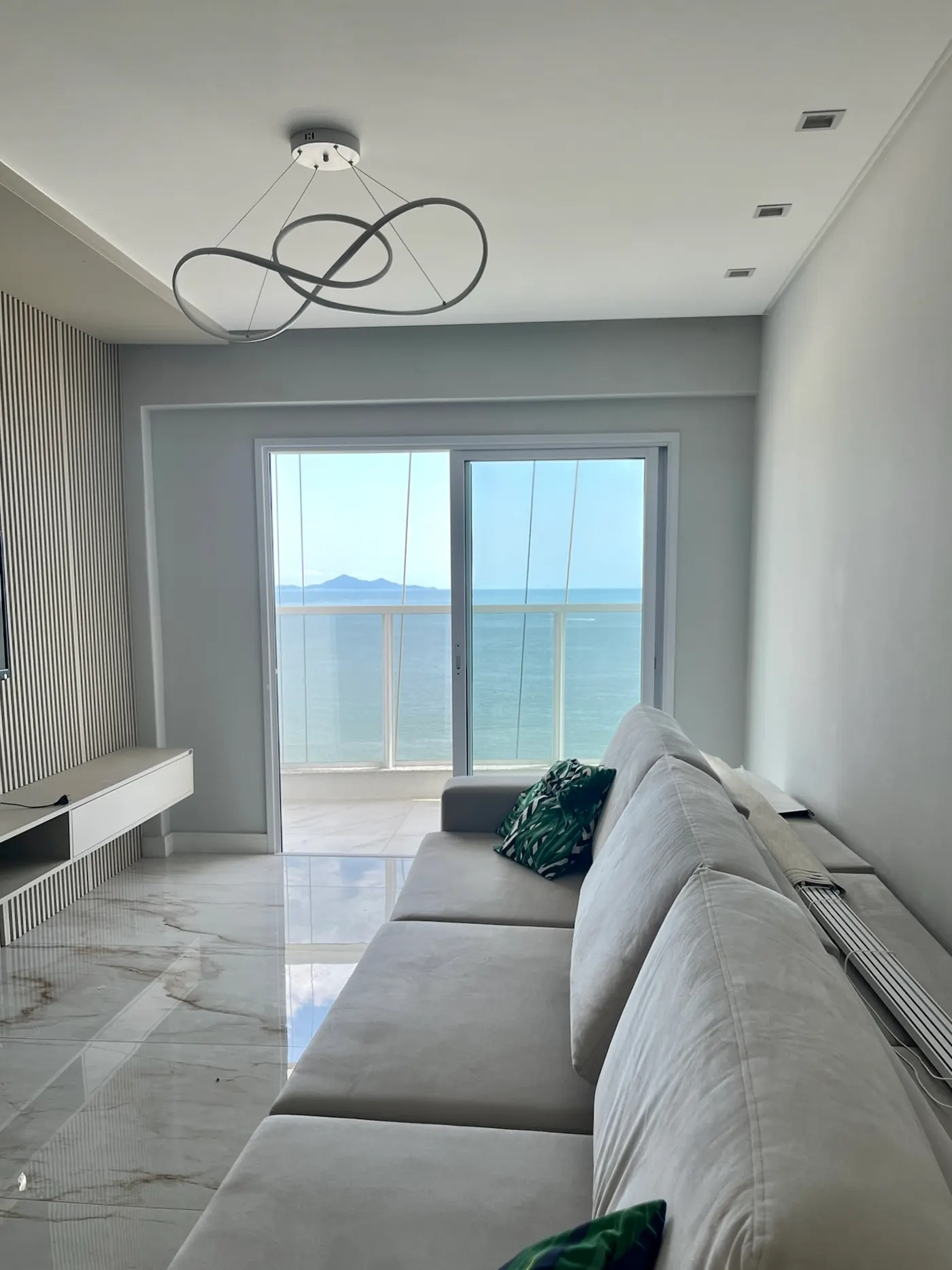 Antes: Sala com vista para o mar