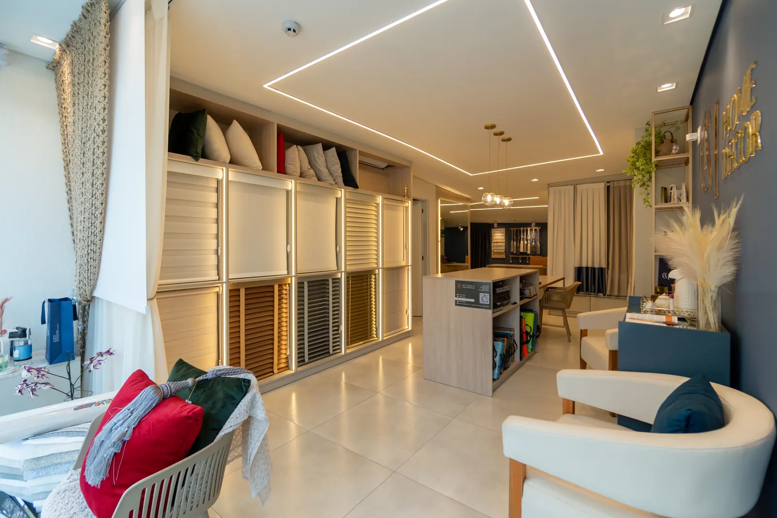 Mostruário de persianas e tecidos no showroom