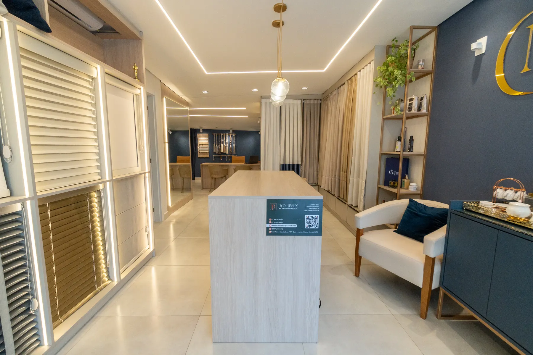 Showroom da CM Home Decor com mostruário de persianas e cortinas