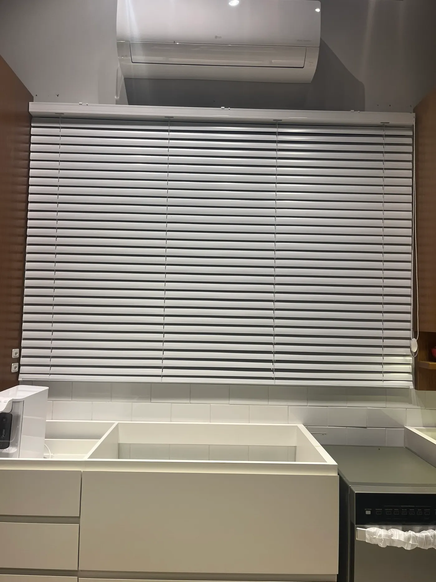 Cozinha com persiana horizontal branca